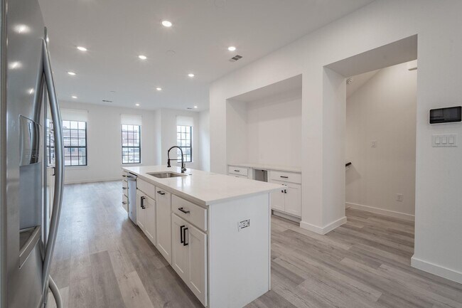 Building Photo - Gated Luxury Townhomes with yard + Roof Patio