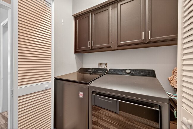 Building Photo - 5310 Holly View Dr