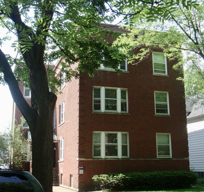 BUILDING - 1721 W Farragut Ave