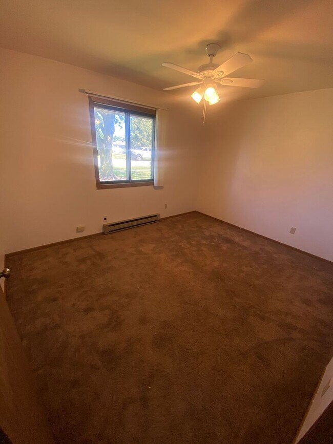 Building Photo - Private Entry Lower 2 Bedroom Apartment!