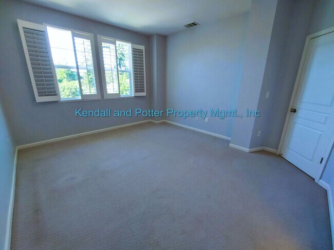 Building Photo - Immaculate 4 Bedroom, 3.5 Bath Townhome in Desirable Scotts Valley