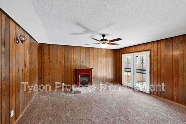 Building Photo - 736 Claudine St NE