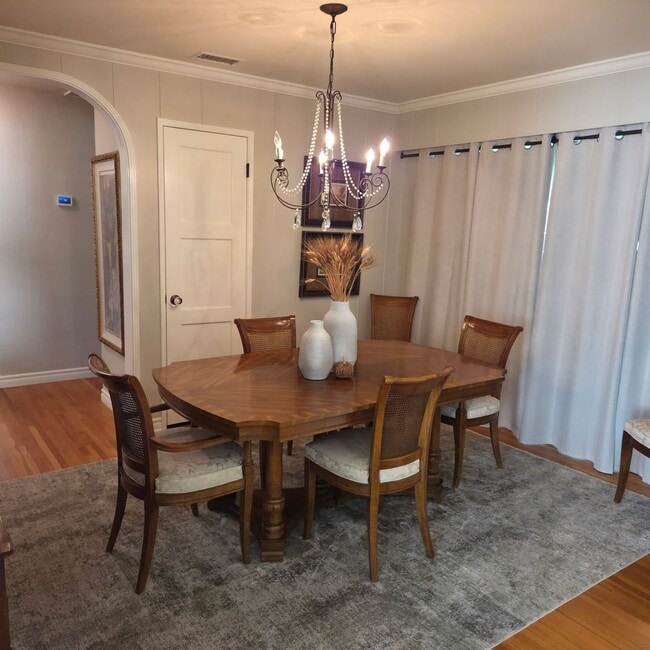 Building Photo - 1121 N Cambridge Ave