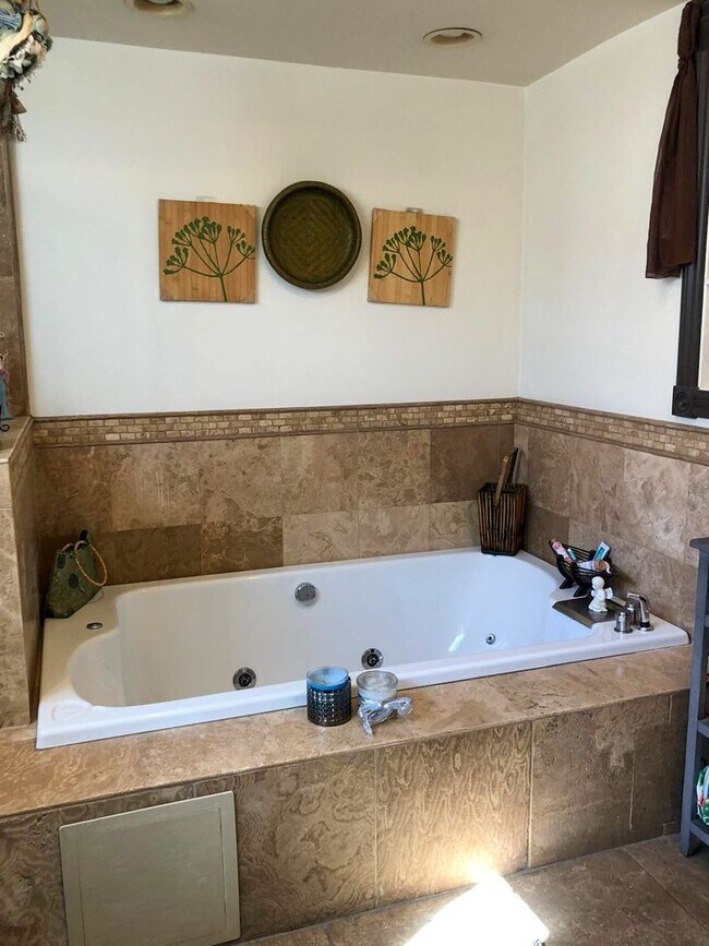 Building Photo - 5 Bed 3 Bath House With Amazing Salt Water Pool!