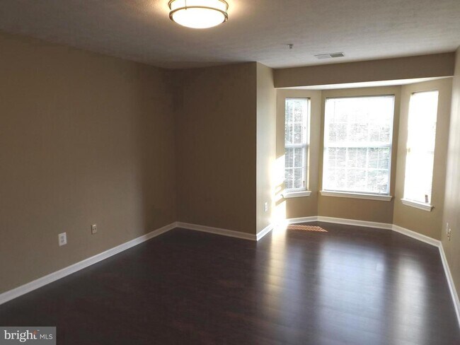 Building Photo - 8911 Town Center Cir