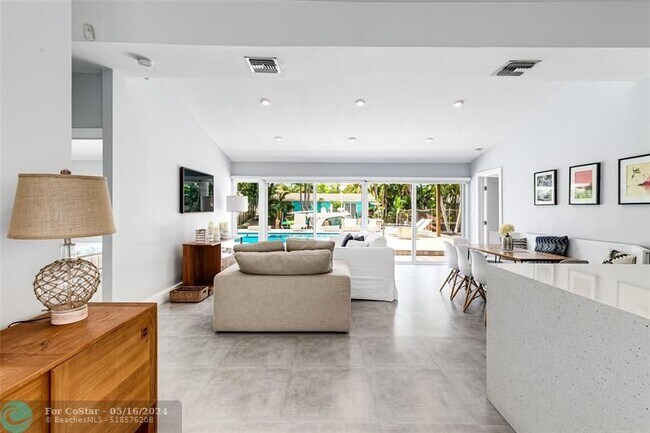 Building Photo - 1704 SW 4th Ct