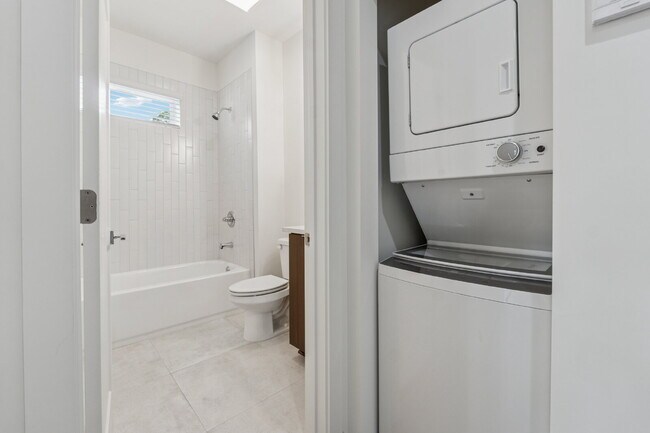 Building Photo - Come check out the West End Flats!
