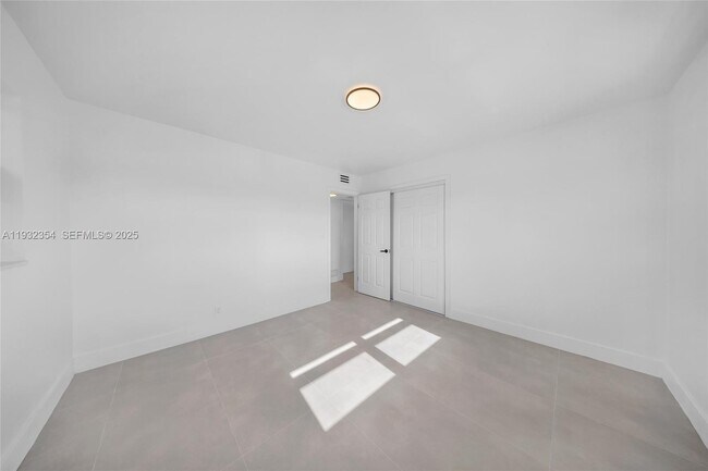 Building Photo - 5195 NE 18th Ave