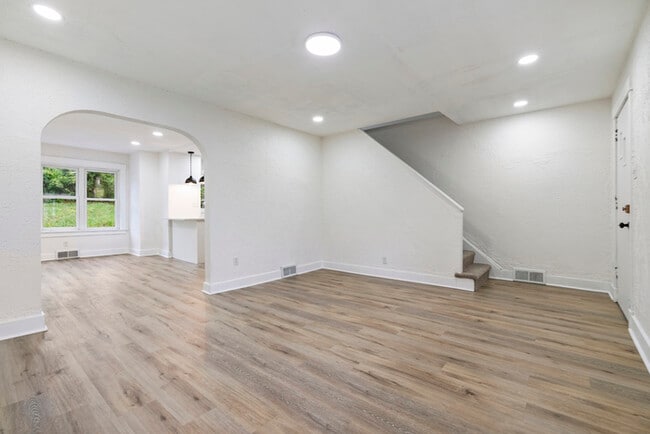 Building Photo - 2217 Hawthorne Ave