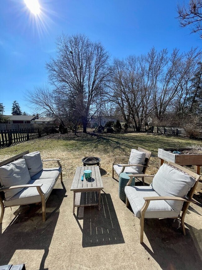 Building Photo - 5997 Vereker Dr