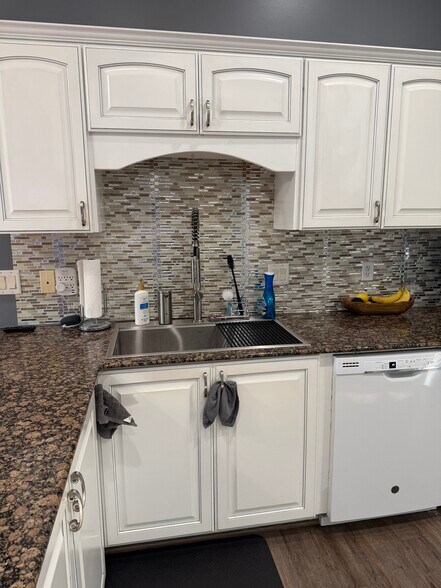 Building Photo - 70 N Main St