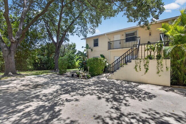 Building Photo - 708 SW Gardens Blvd