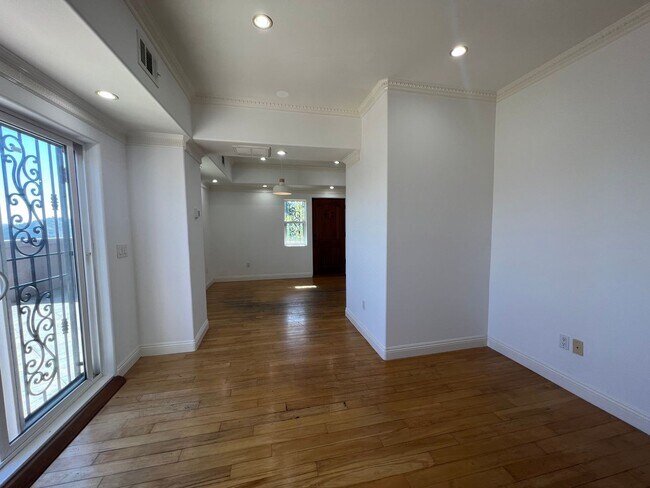 Building Photo - Beautiful Home in the Hills of Los Angeles