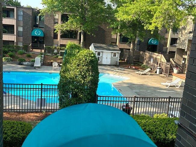 Building Photo - 2 Shrewsbury Green Dr