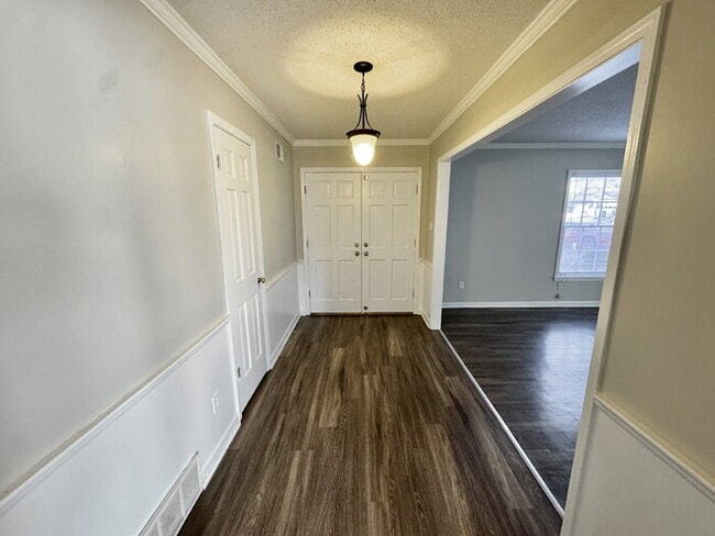 Building Photo - 6843 Amersham Dr