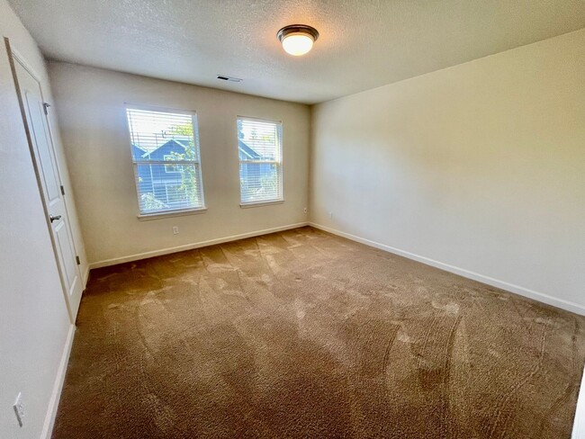Building Photo - 12947 NW Clement Ln