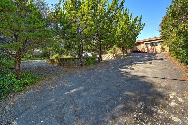 Building Photo - Prime location