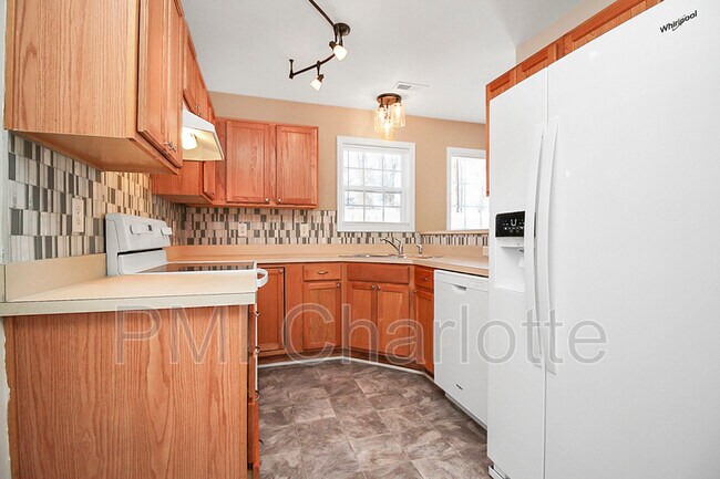 Building Photo - 1815 Butterfly Ln