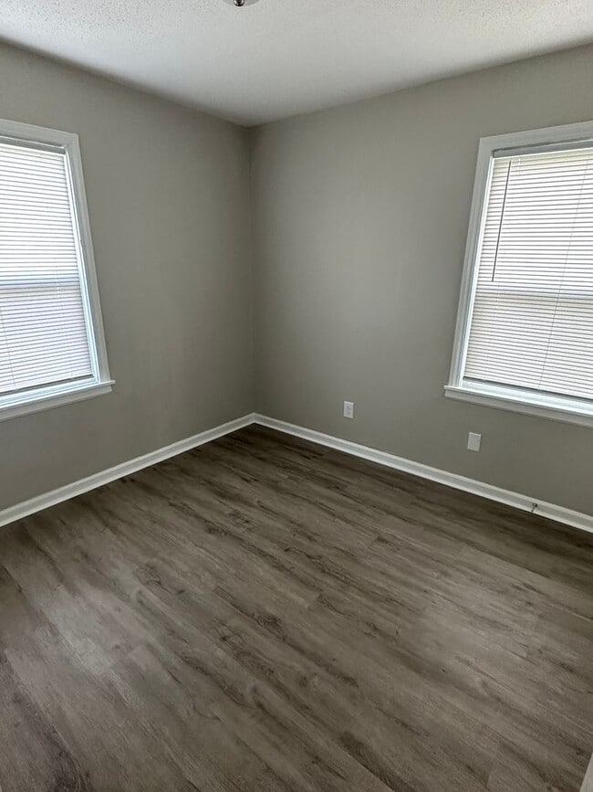 Building Photo - Cute 3 bedroom home move in ready