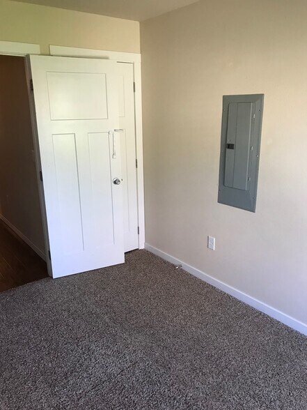 Building Photo - 1220 W Bismark Ave