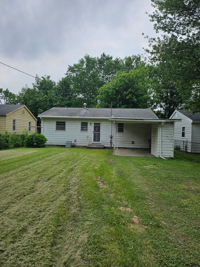 Building Photo - 3 bed 1.5 bath house