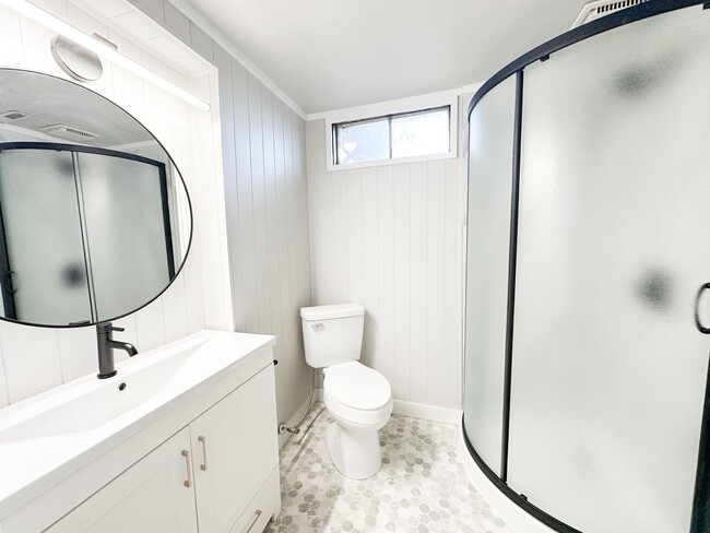 Building Photo - 4 bed/ 2 bath Single-Family Home