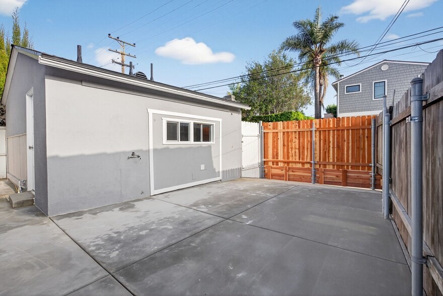 Building Photo - 242 Claremont Ave