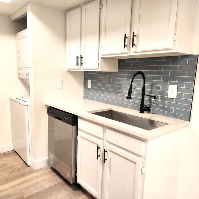 Building Photo - SPECTACULAR 1 BEDROOM 1 BATHROOM LOWER LEV...