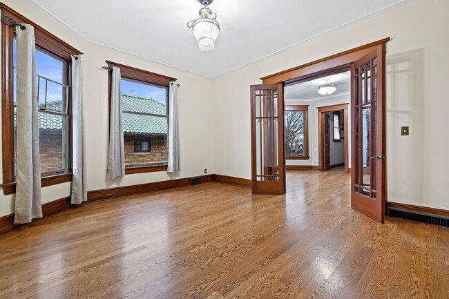 Building Photo - Historic 3 bedroom upper
