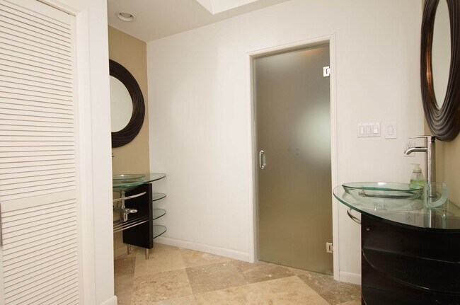 Building Photo - Bluewater Bay Townhome - 6 month lease Only