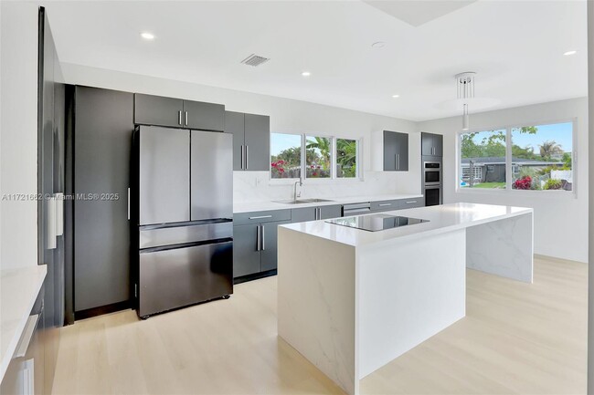 Building Photo - 1720 SW 23rd Ave