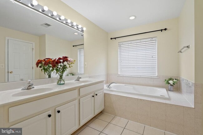 Building Photo - 15433 Leeds Hill Way