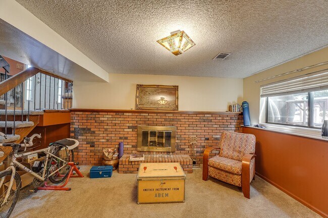 Building Photo - 4 bed, 2 bath Home in Central Fort Collins