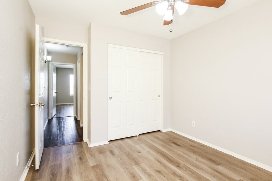 Building Photo - 8727 W Sierra Vista Dr