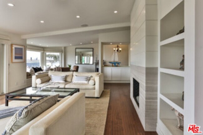 Building Photo - 218 Montreal St