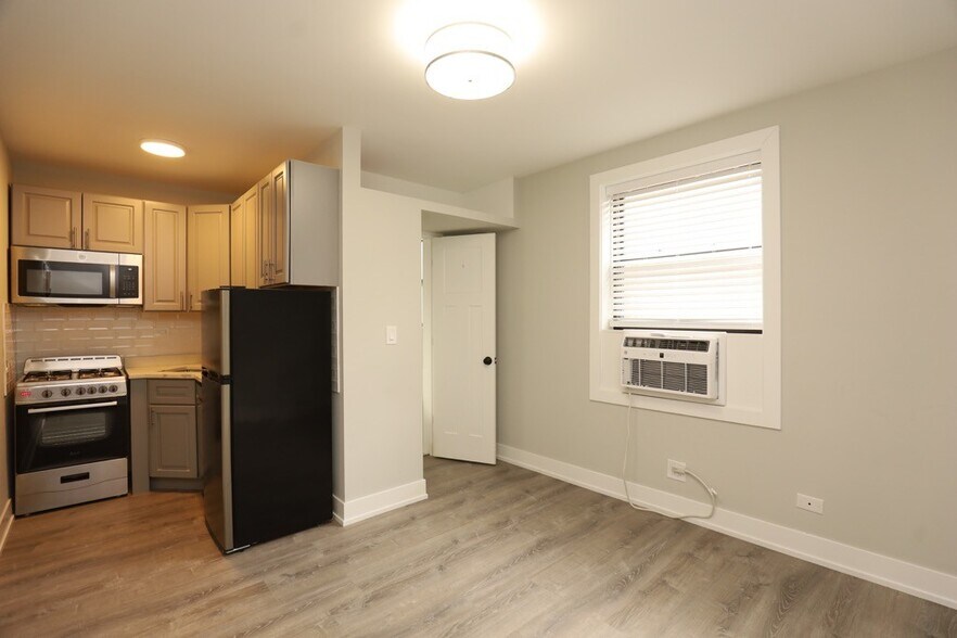 Building Photo - 521 W Belmont Ave