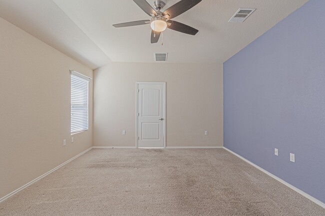 Building Photo - $300 OFF 1ST MONTH RENT IF YOU MOVE IN WIT...