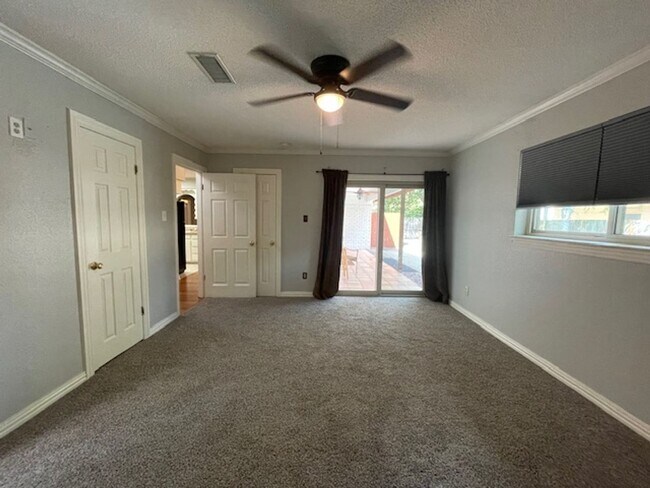 Building Photo - 220 Shady Lake Dr