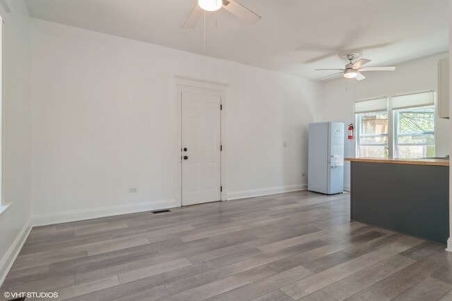 Building Photo - 5135 S Dorchester Ave
