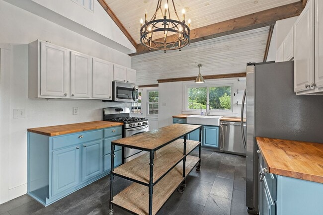 Building Photo - Adorable East Nashville Cottage w/ HUGE Fully-Fenced backyard!