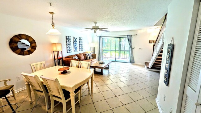 Building Photo - Annual/Seasonal turnkey furnished 2/2 end townhome in waterfront community by Siesta Key!