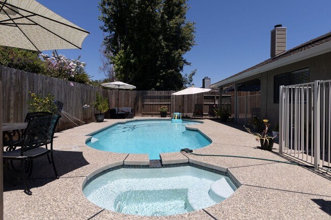 Building Photo - Stunning 3-bedroom, 2-bathroom home with a...