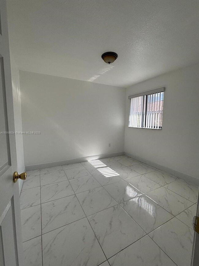 Building Photo - 2740 W 61st St