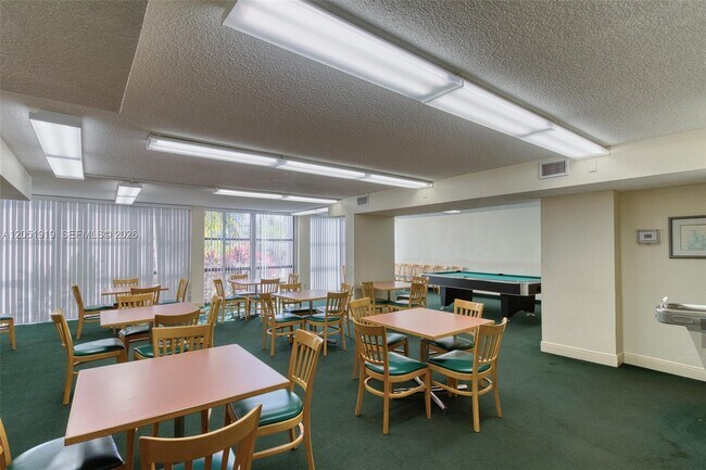 Building Photo - 800 Parkview Dr