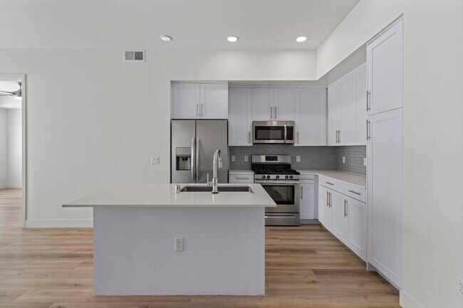 Building Photo - 7300 E Earll Dr