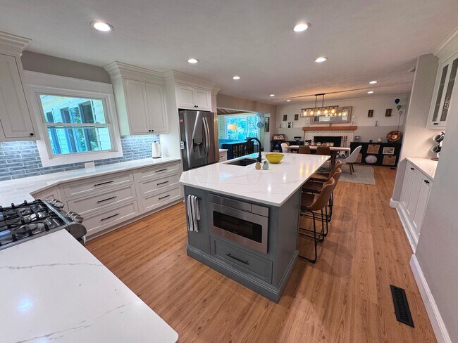 Building Photo - Lakefront Great Neck Home! 4/2.5 brick ranch in lovely Southern Point