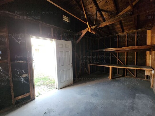 Building Photo - Move in ready. 3 bedrooms/ 1.5 bath, yard,...