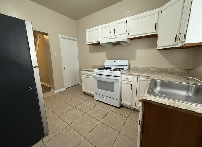 Building Photo - 4 Bedroom 1 Bath Rental In Germantown