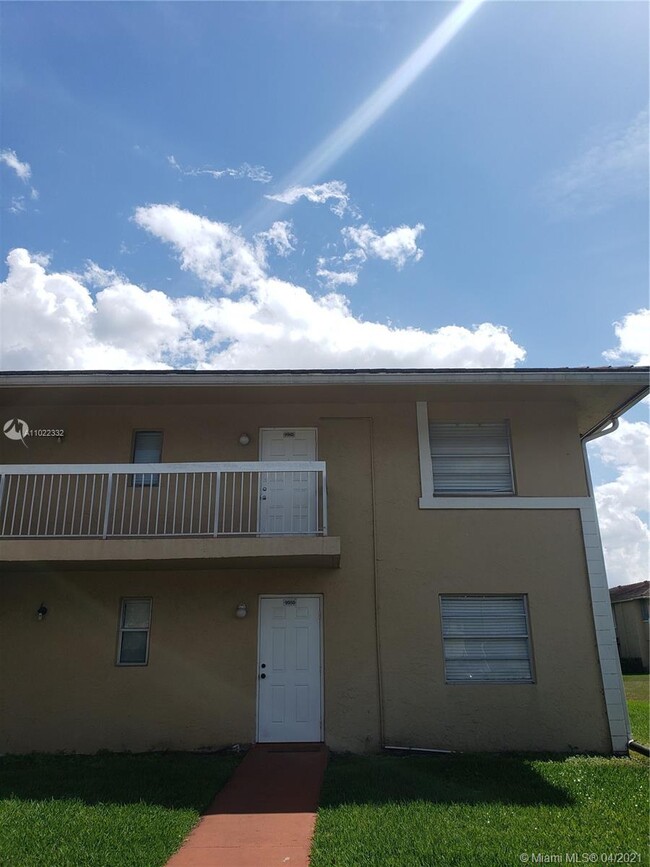 Building Photo - 9962 Twin Lakes Dr