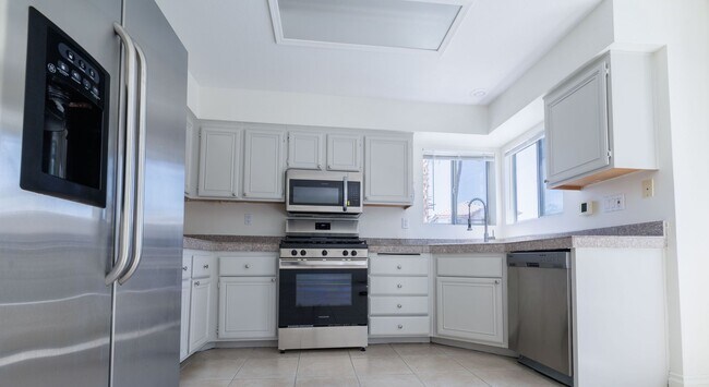 Building Photo - 1143 E Adelman Dr